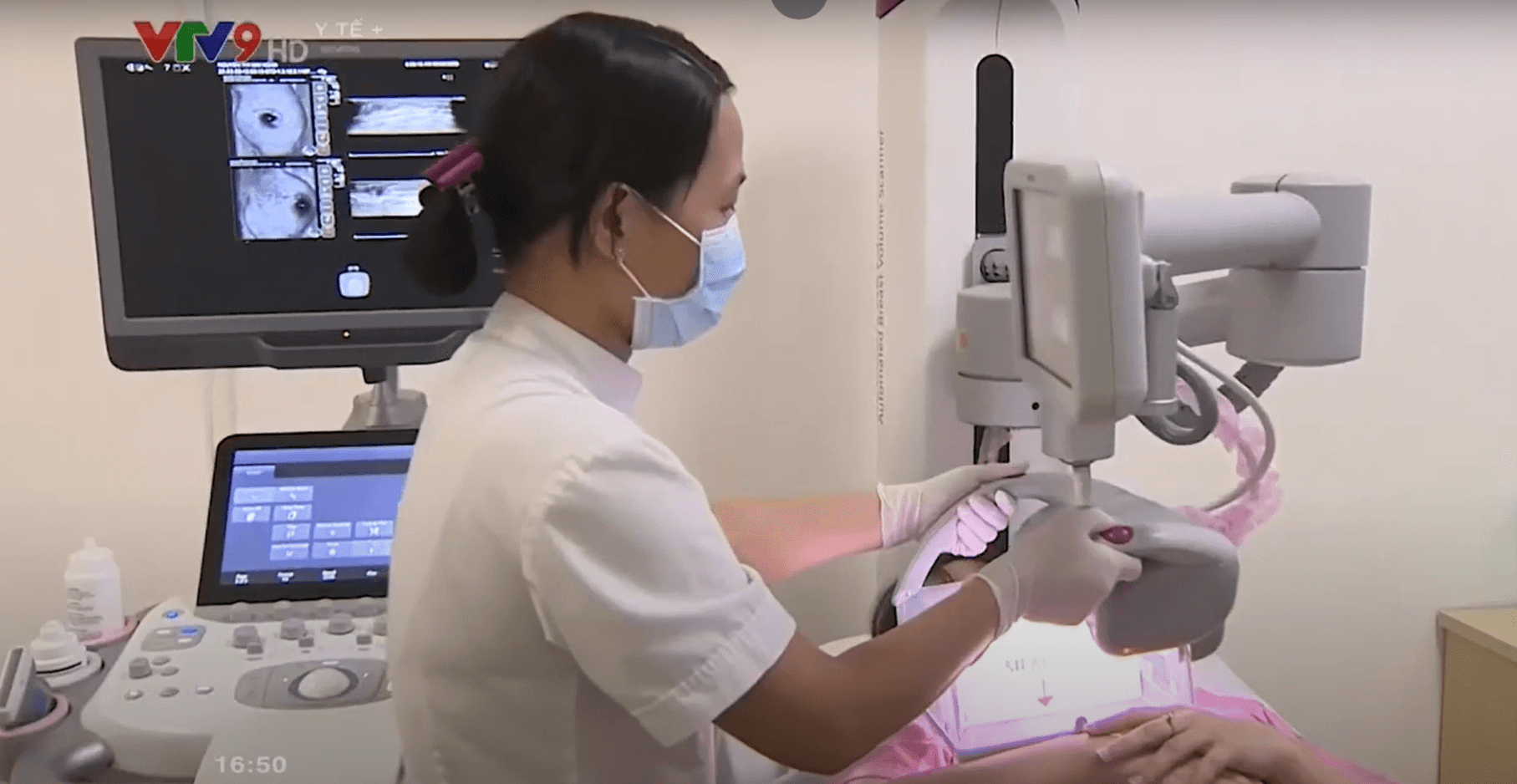 Vì sao phụ nữ rất cần quan tâm tầm soát ung thư vú và ung thư phụ khoa?