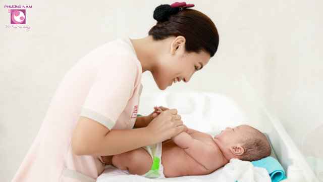 Trẻ sơ sinh đi ngoài như thế nào là bình thường?