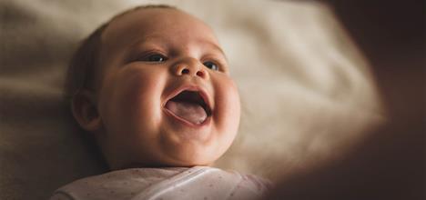 Các cột mốc phát triển của trẻ 3 tháng tuổi: Về cảm xúc và giao tiếp xã hội