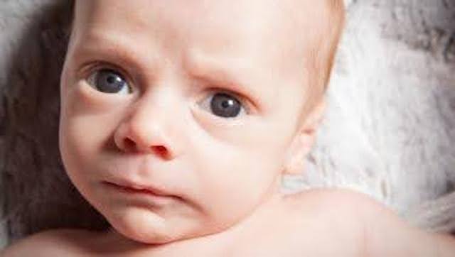 Nhận biết dấu hiệu trẻ sơ sinh khó chịu khi bé 1 tháng tuổi