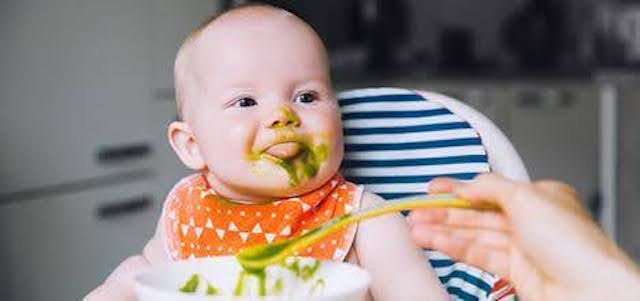 Những điều cha mẹ cần biết trước khi cho bé ăn dặm