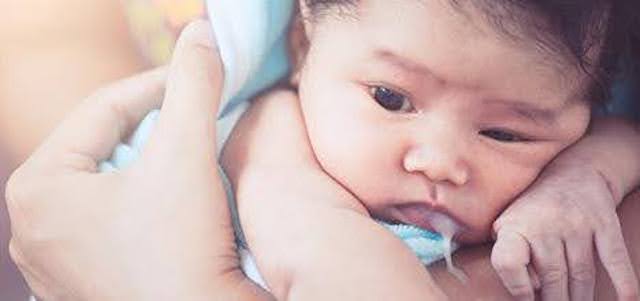 Tại sao trẻ bị nôn trớ? 5 mẹo giảm nôn trớ ở trẻ sơ sinh