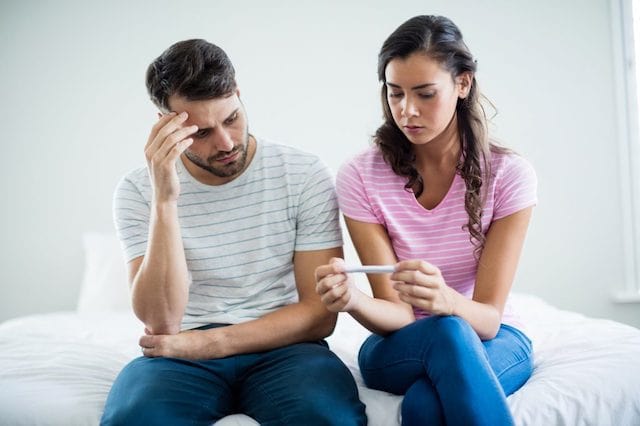 Vô sinh nam là do đâu? Triệu chứng & cách điều trị