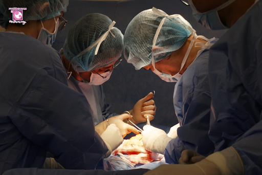 Rong huyết kéo dài, đi khám phát hiện nhiều khối u lớn trong buồng tử cung