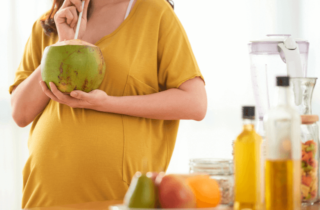 Nước dừa có gây sảy thai không, mẹ bầu cần lưu ý gì?