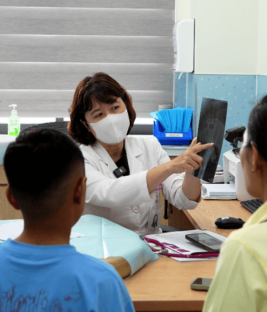 Bé trai từ 6 tuổi đã có dấu hiệu dậy thì sớm do bệnh tăng sản tuyến thượng thận bẩm sinh thể hiếm