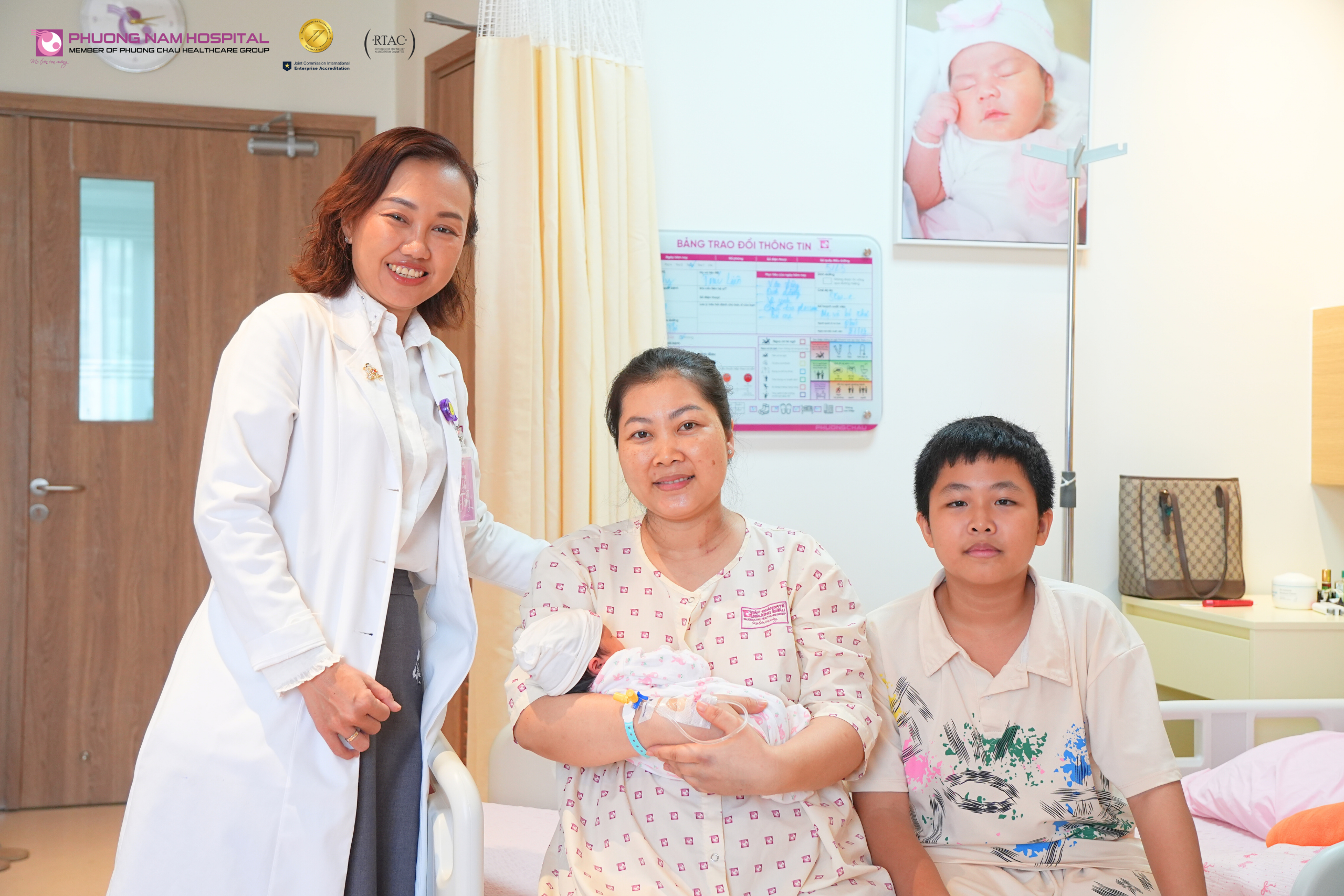 Bình thản vượt cạn tuổi 36 giữa thai kỳ nguy cơ cao nhờ bản lĩnh ê-kíp sản