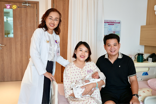 Tưởng thai kỳ khỏe mạnh nhưng bác sĩ phát hiện bất thường, cứu mẹ tròn con vuông