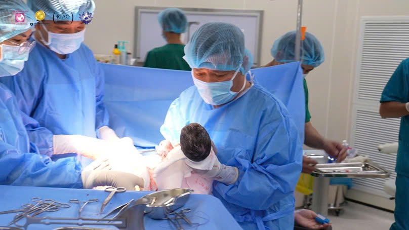 Xử trí "giờ vàng" cứu mẹ con thai phụ bị nhau tiền đạo.