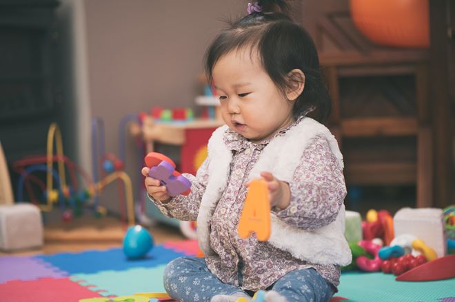 Dạy trẻ 15 tháng những gì? Cẩm nang giúp con phát triển toàn diện