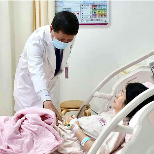 Đội ngũ bác sĩ Trung tâm Phụ - Nhũ Chuyên Sâu - Bệnh viện Phương Nam thăm khám và theo dõi hậu phẫu.