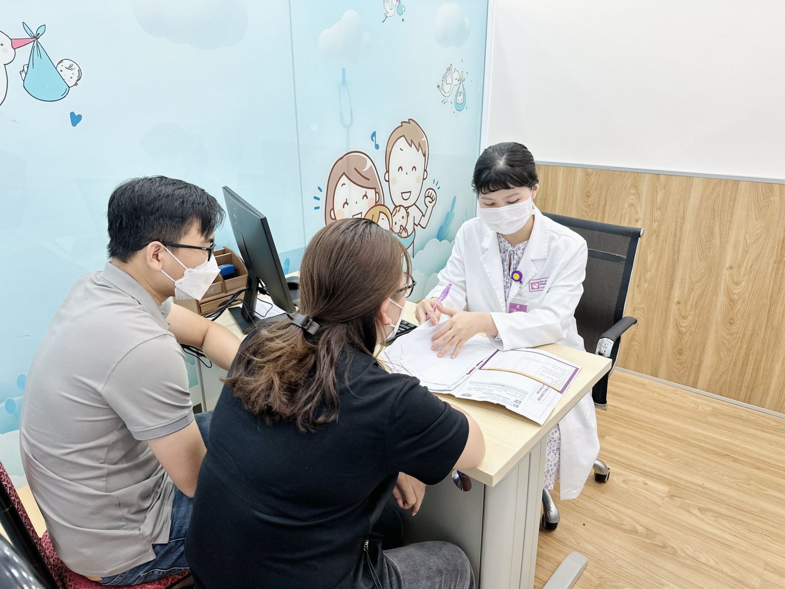 Gánh nặng tâm lý trên hành trình tìm con của những cặp vợ chồng hiếm muộn