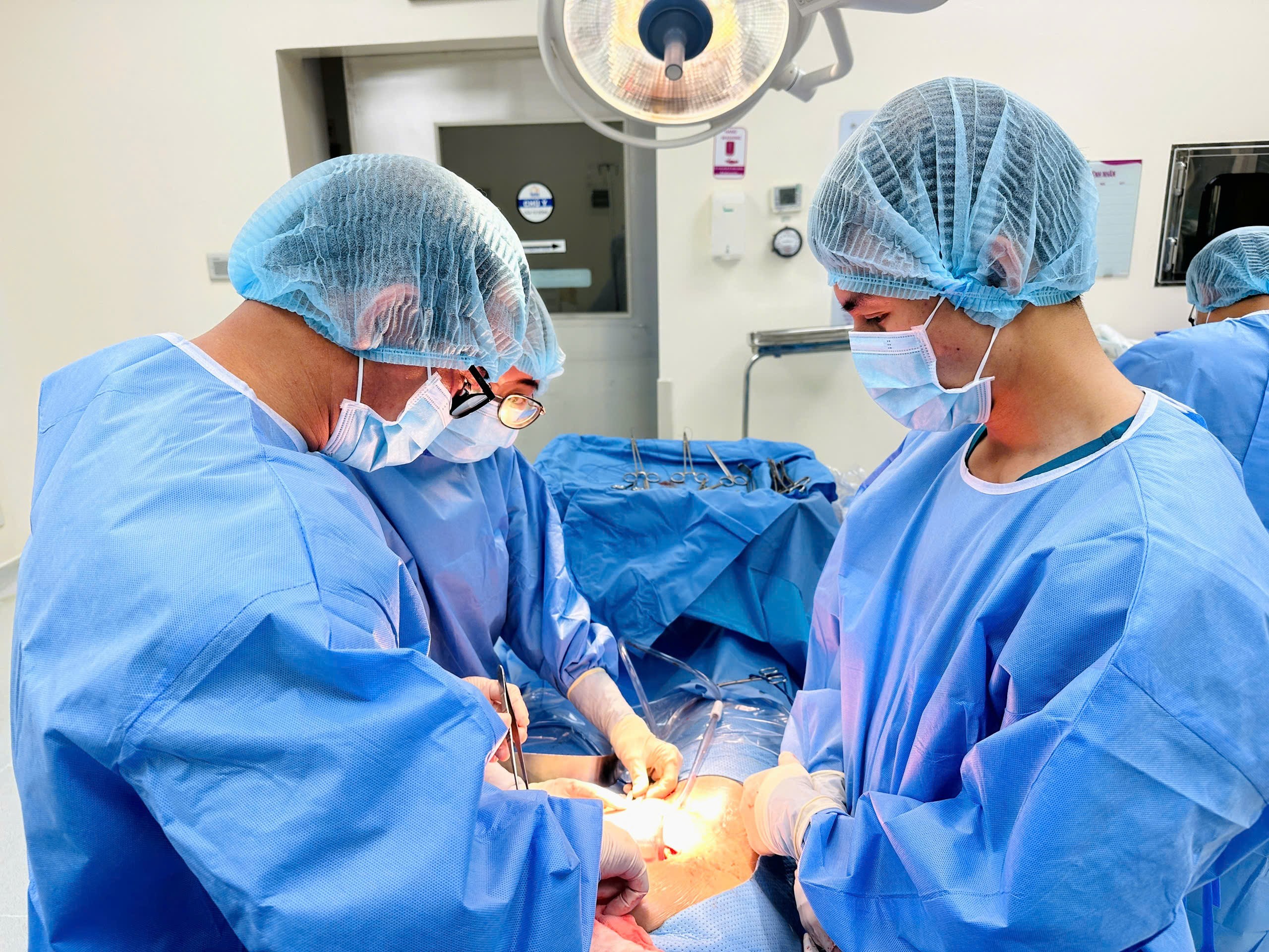 Phát hiện hiếm gặp: Dị vật lạc chỗ vùng chậu gây áp xe phần phụ