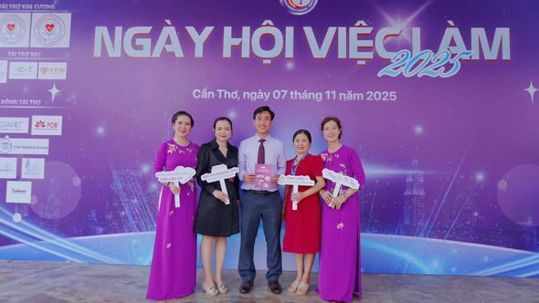 "ĐOÀN TÀU PHƯƠNG CHÂU” CẬP BẾN NGÀY HỘI VIỆC LÀM – ĐẠI HỌC Y DƯỢC CẦN THƠ 2025