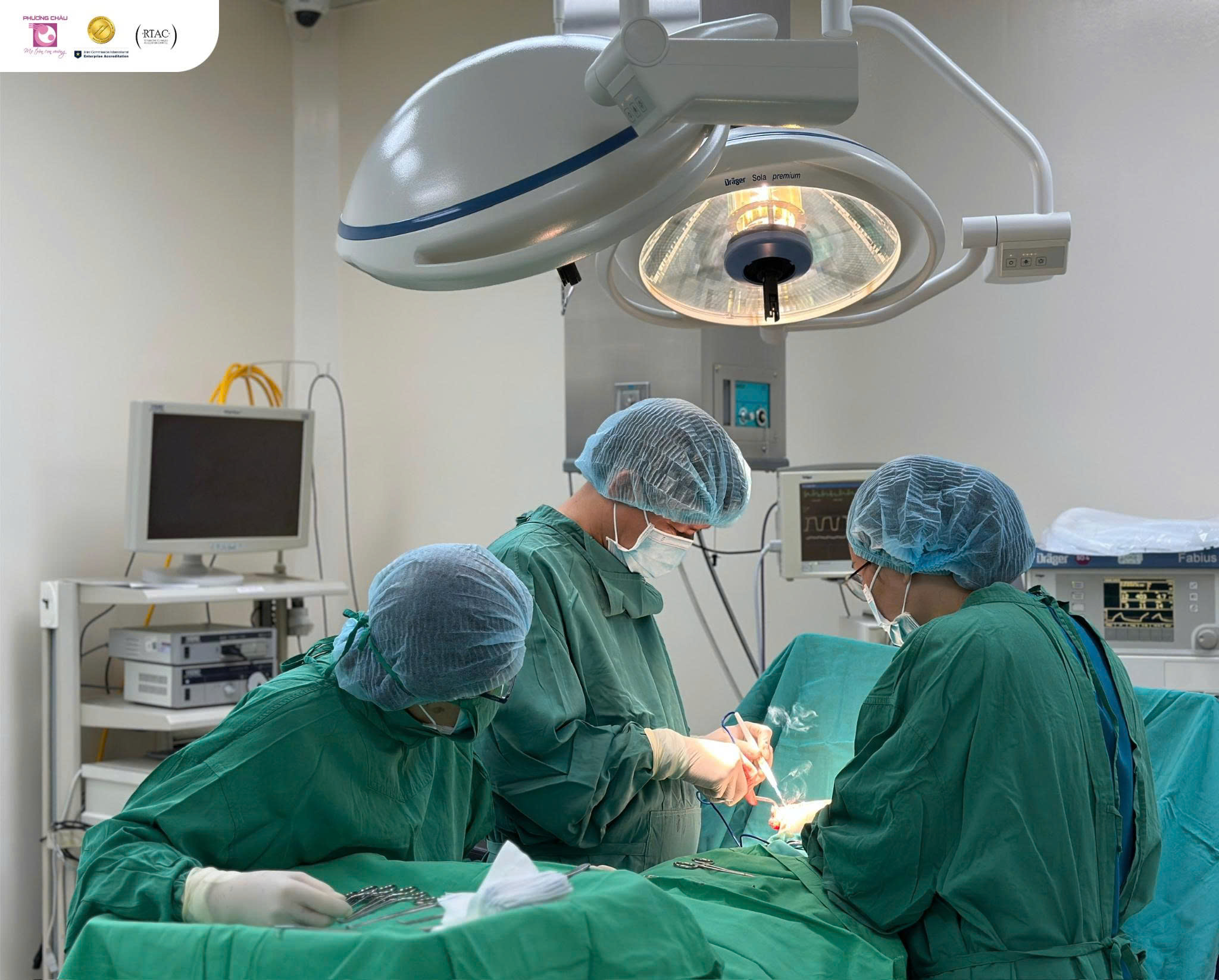 16 tuổi mắc u vú to đến 8cm