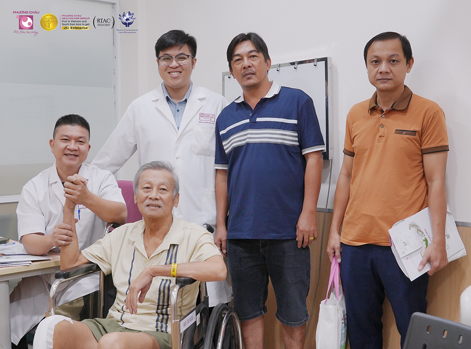 Cụ ông 74 tuổi lần đầu đi lại được bình thường sau nhiều năm bị hạn chế vận động