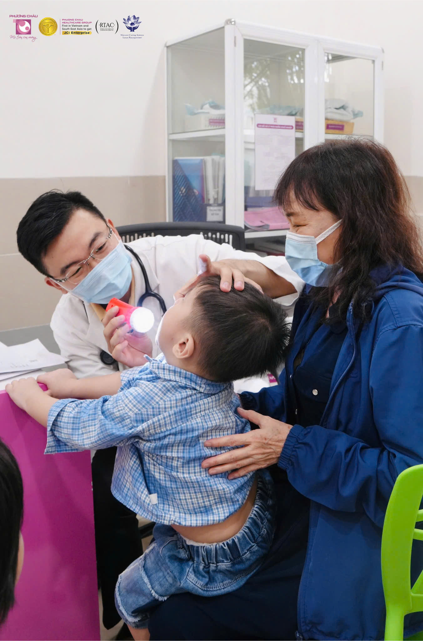 Bé trai 2,5 tuổi nổi mày đay tái diễn suốt 6 tháng
