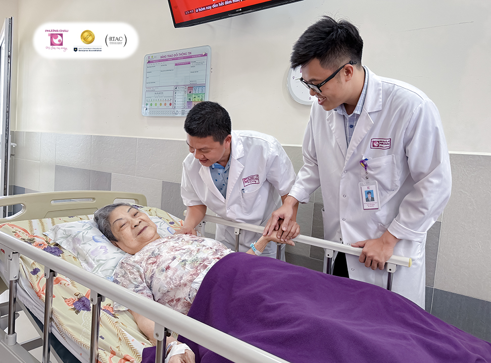 Cụ bà đã hồi phục ngoạn mục nhờ phẫu thuật thay khớp háng kịp thời và chăm sóc đúng cách