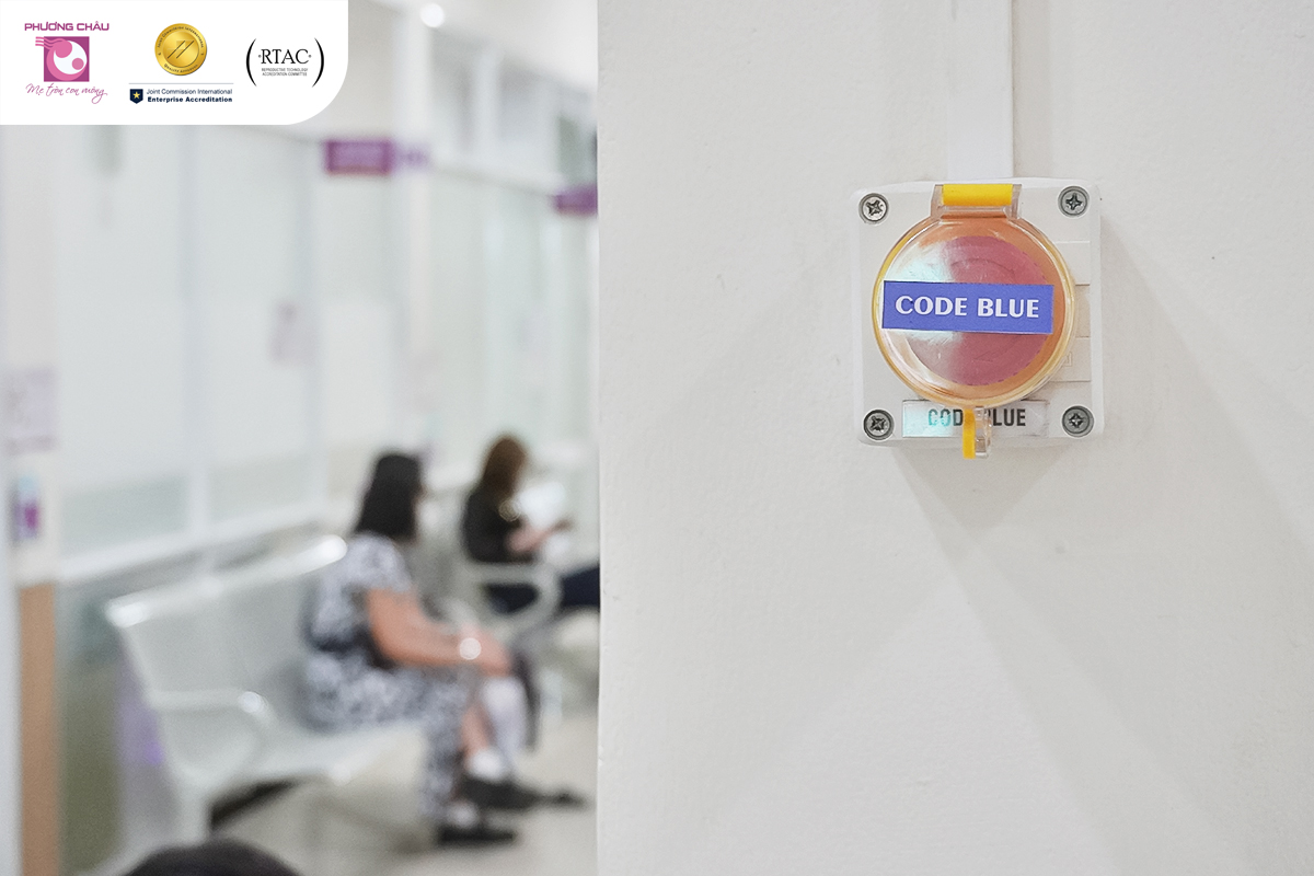 Một nút kích hoạt code blue được bố trí tại khu vực phòng khám