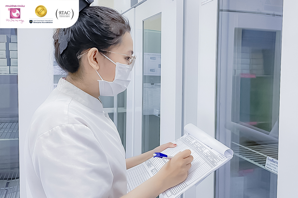 Hình ảnh nhân viên y tế đang kiểm tra chất lượng bảo quản trong kho thuốc hàng ngày theo quy định