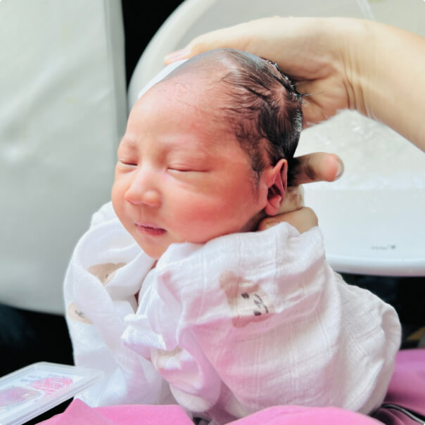 Em bé chào đời tại Phương Châu