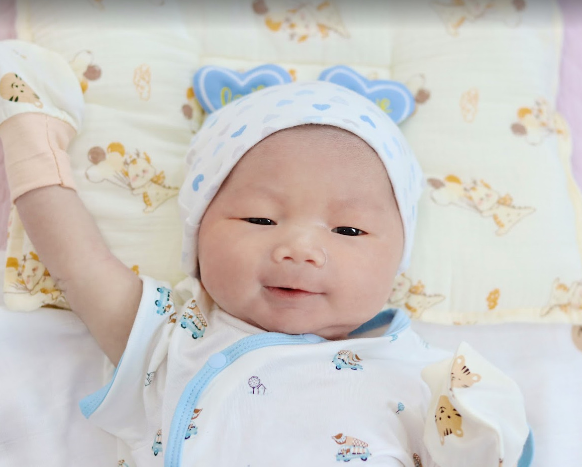 Em bé chào đời tại Phương Châu