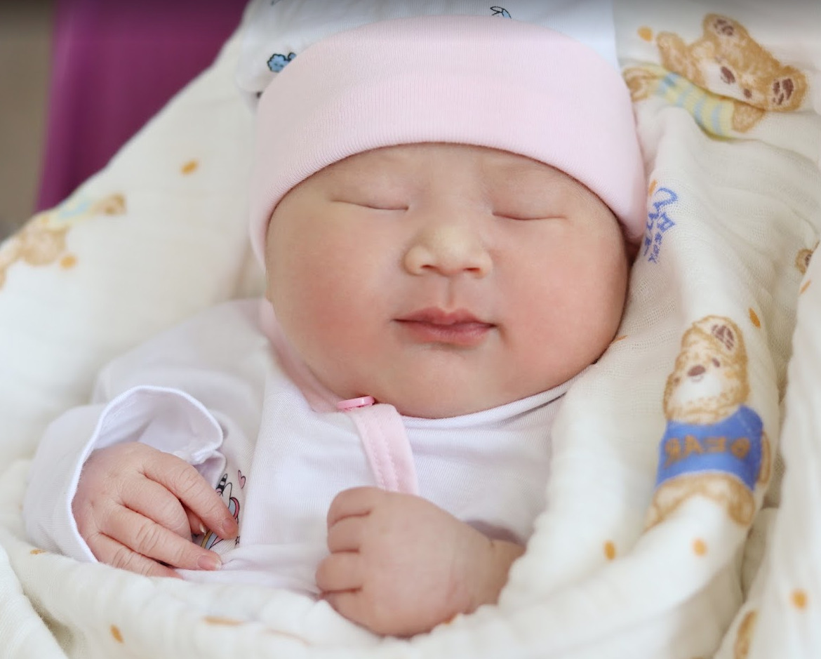 Em bé chào đời tại Phương Châu