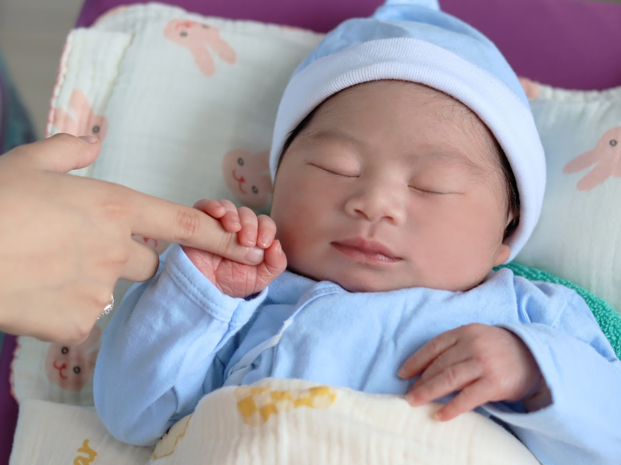 Em bé chào đời tại Phương Châu